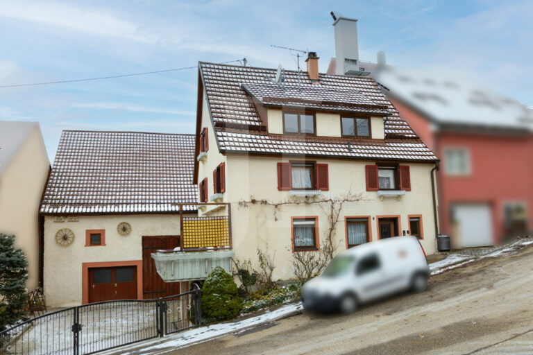 Sanierungsbedürftiges Einfamilienhaus mit großer Scheune