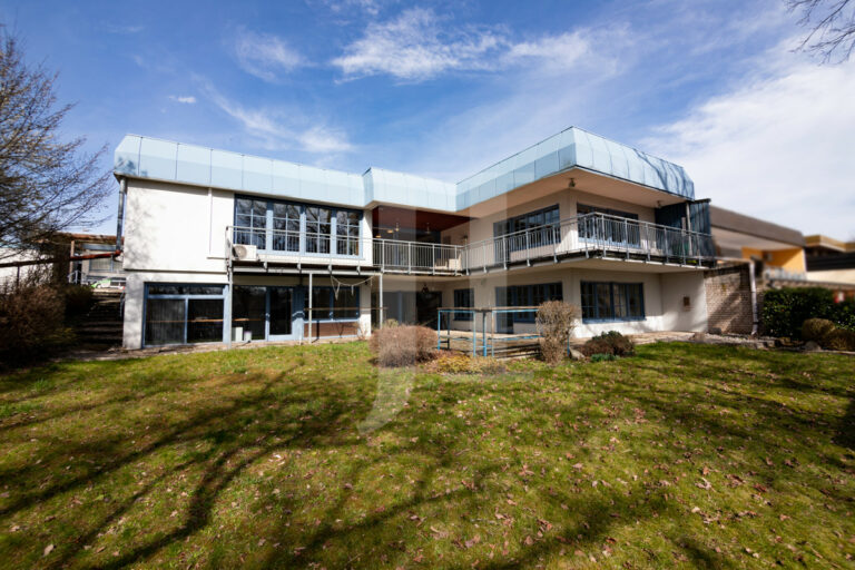 Großzügiger Bungalow mit 4 Garagenstellplätzen und traumhaftem Garten