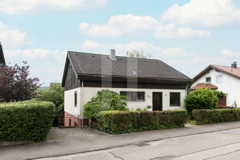 Einfamilienhaus mit Einliegerwohnung und traumhaft ruhigen Garten | Panoramastrasse, Öschelbronn